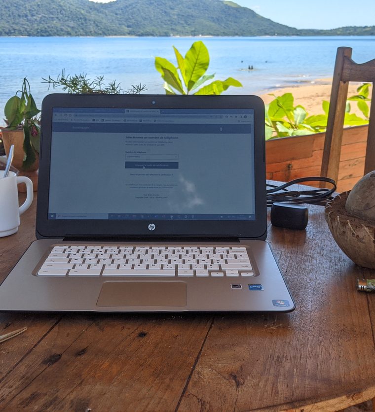 Poste de travail SYJ Solution au Floraly Komba Hôtel & Paradis, Nosy Komba : configuration d'une fiche Booking.com face à la baie